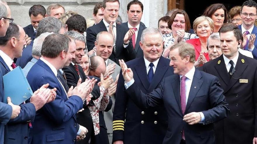 El democristiano Enda Kenny, reelegido primer ministro irlandés