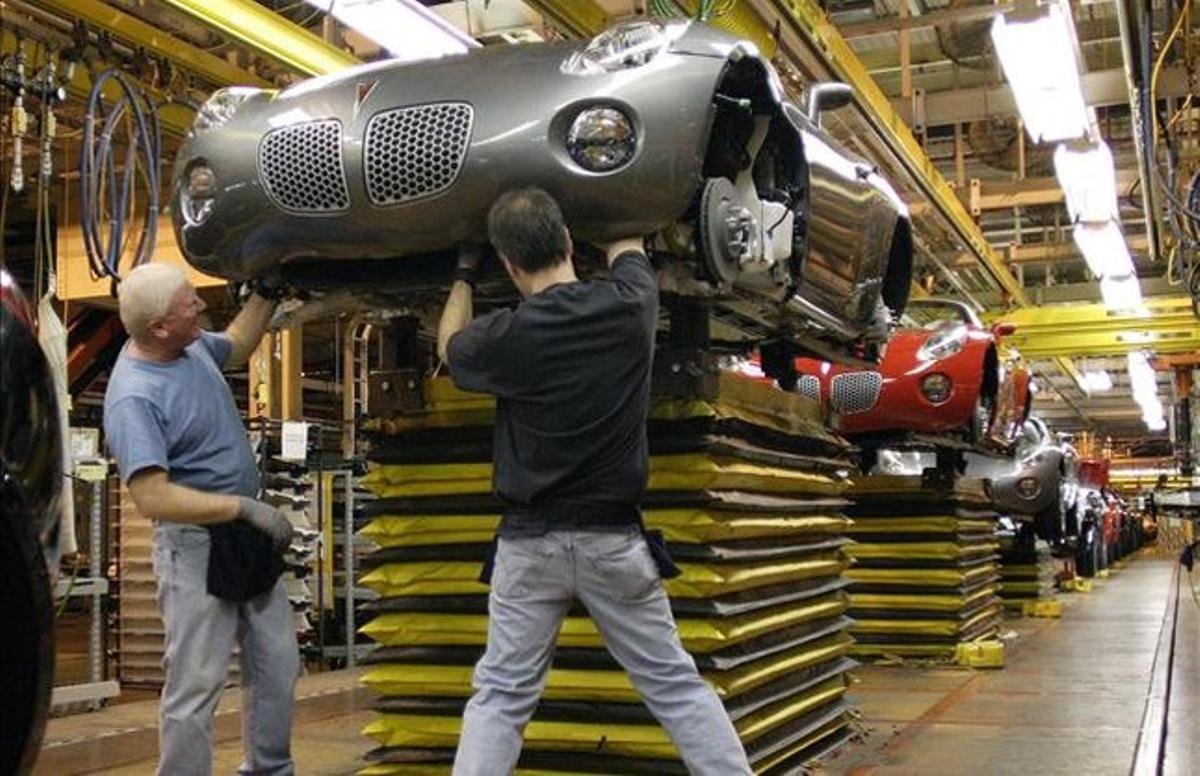 Treballadors de General Motors a la cadena de muntatge de la factoria de Wilmington, Delaware.