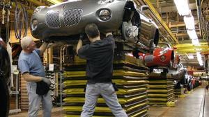 Trabajadores de General Motors en la cadena de montaje de la factoría de Wilmington, Delaware.