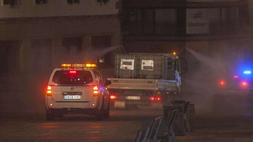 Camión fumigador, anoche, en una calle de Lalín. // Bernabé / Ana Agra