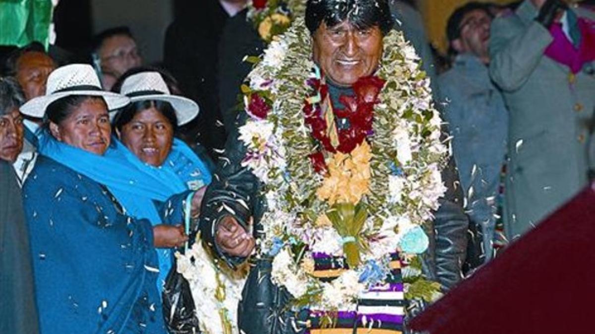 El presidente de Bolivia, Evo Morales, a su llegada a La Paz, recibido como un héroe.