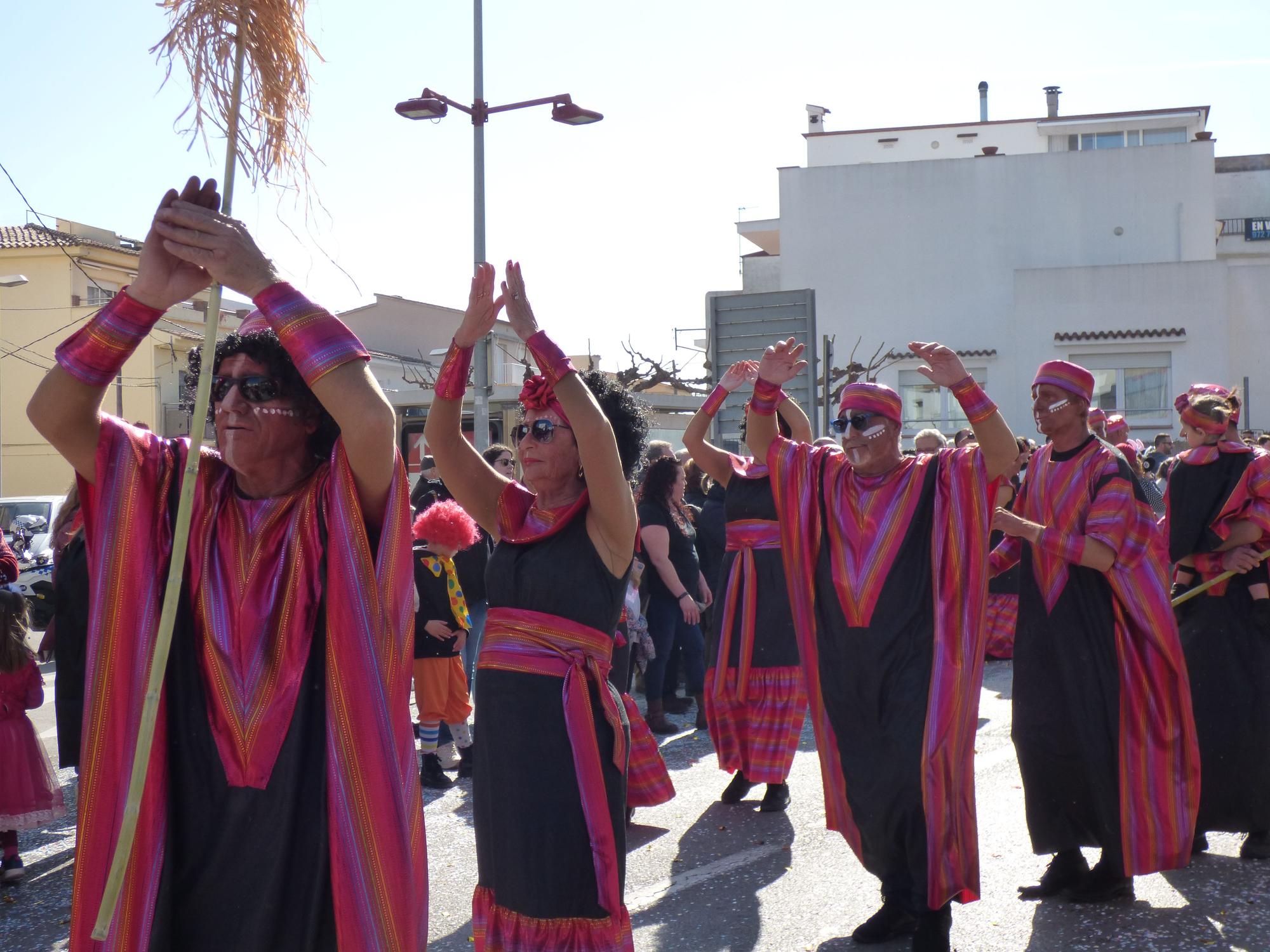 L'Escala vibra amb una rua de carnaval carregada d'imaginació