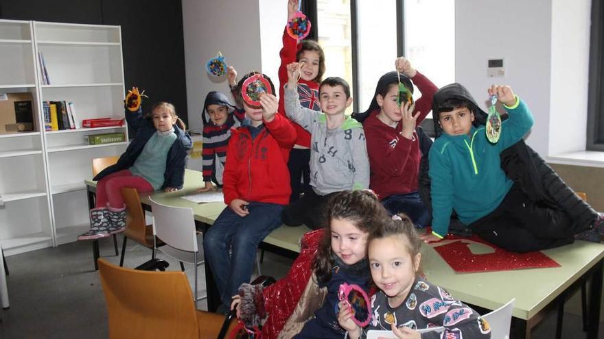 Carmen Orviz, Fernando Menéndez, Leo Durrer, Paula Noriega, Gonzalo Fernández, Alfonso Fernández, Mateo Rodríguez, Sara Cándano y Claudia Martínez, ayer, con las bolas de Navidad que han elaborado para el árbol.