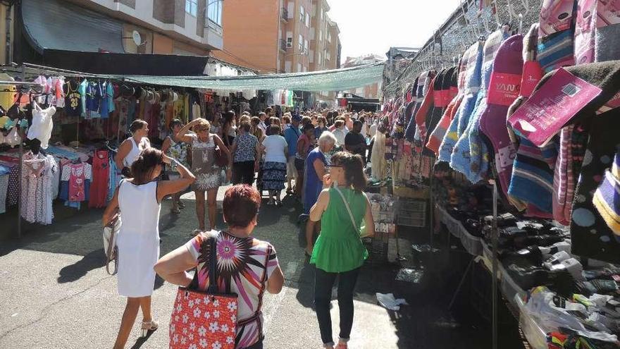 El mercadillo y el mercado en la mañana de ayer.