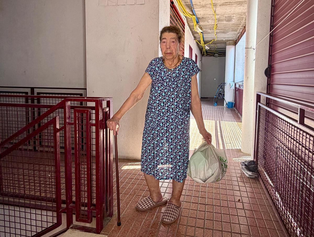 Dolores Muñoz, vecina de la tercera planta del edificio afectado.