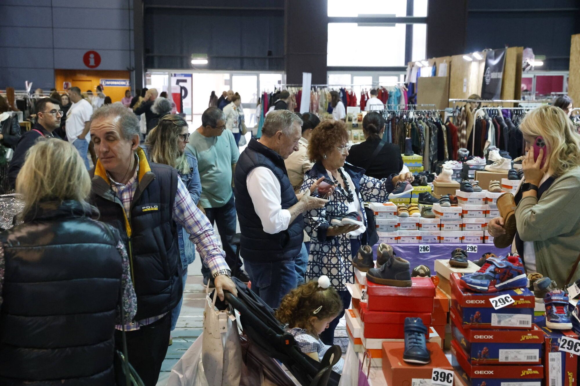 EN IMÁGENES: La Feria de Stocks regresa a Gijón con más expositores que nunca: "Es un gran escaparate para los comercios locales"