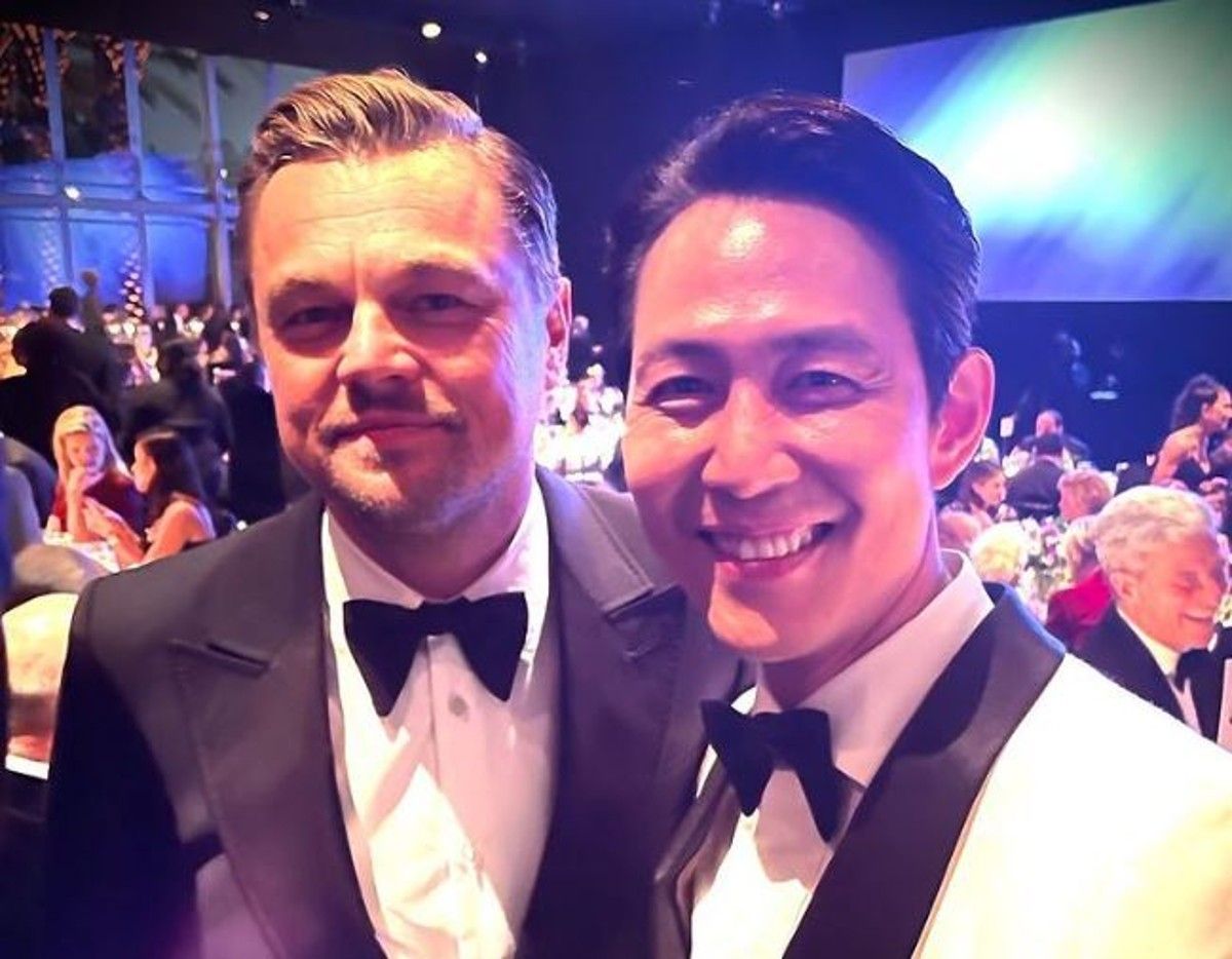 Leonardo DiCaprio y Lee Jung Jae, protagonista de &quot;El juego del calamar&quot;, posan juntos en una entrega de premios en Los Ángeles
