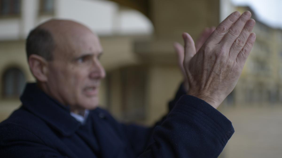 Rafael Bengoa delante de su casa en Getxo, en una foto de archivo.