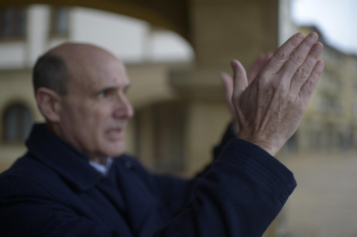 Rafael Bengoa delante de su casa en Getxo, en una foto de archivo.