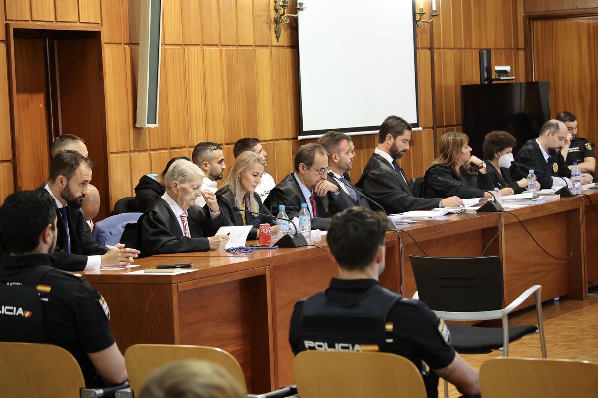 Banquillo de los acusados, con sus letrados, en la primera sesión por el crimen de 'El Rosao'.