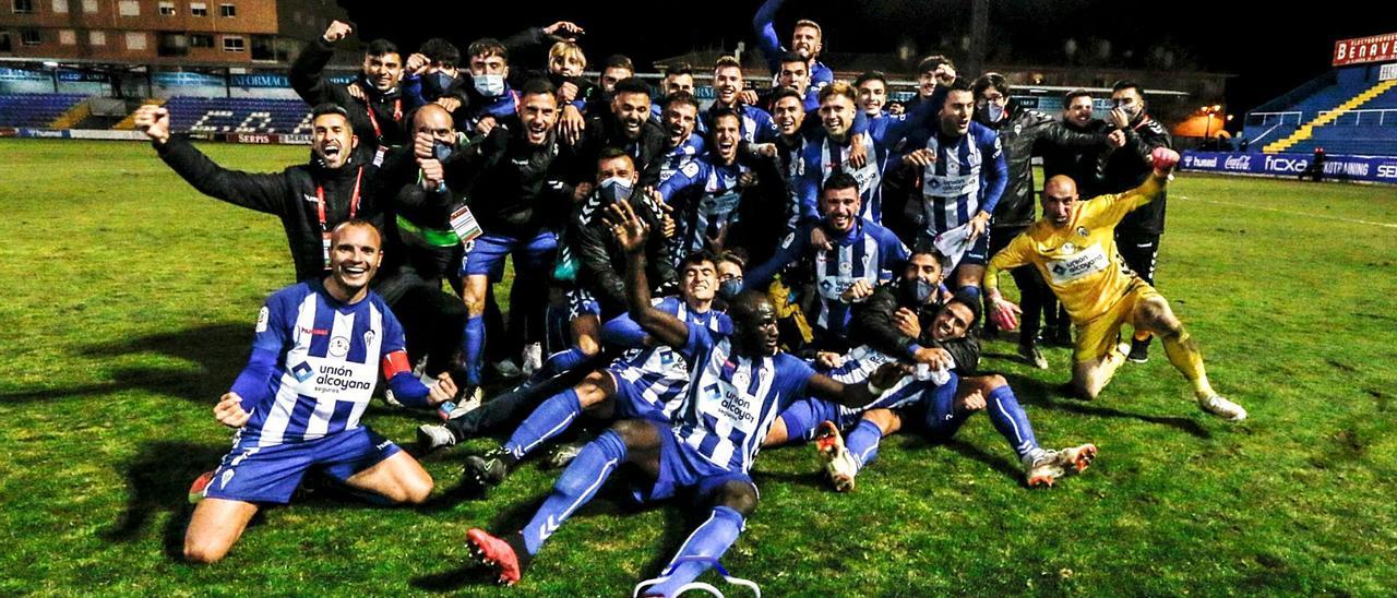 Los jugadores del Alcoyano festejan su histórico triunfo ante el Madrid.