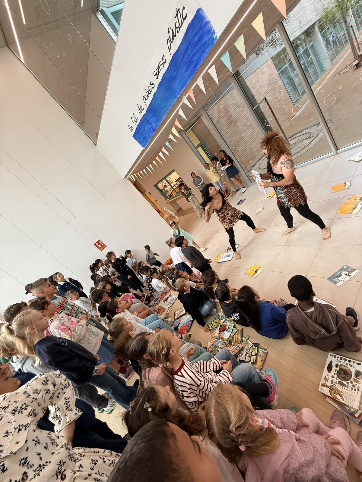 Els preshistòrics en acció durant la seua representació per l'alumnat de Primària del CEIP Les Arts.