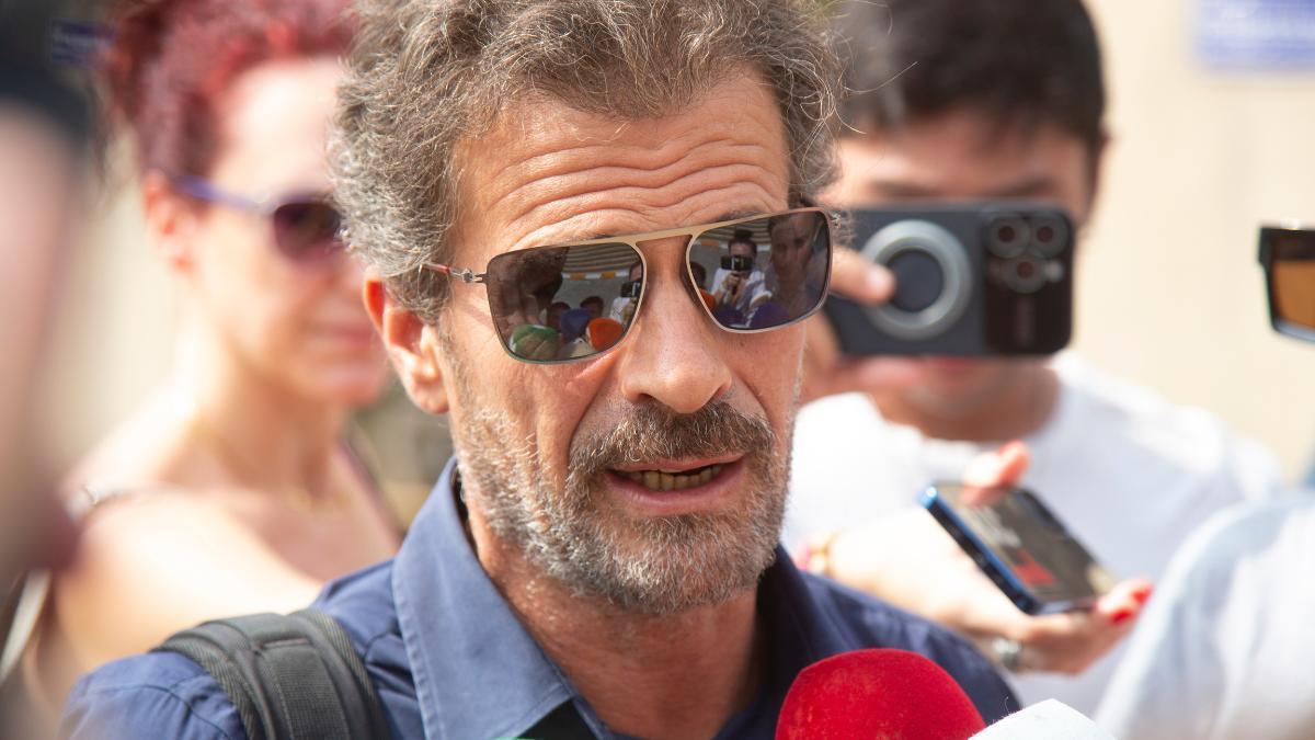 Rodolfo Sancho contestando a periodistas