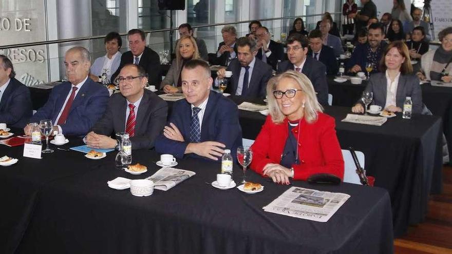 Asistentes a la jornada de FARO. En primera línea, de izquierda a derecha, el presidente del Círculo de Empresarios, Juan Güell; el presidente de la Cámara de Comercio de Pontevedra, Vigo y Vilagarcía, José García Costas; el director de FARO, Juan Carlos Da Silva; el presidente de la CEP, Jorge Cebreiros; y la presidenta del CES, Corina Porro. // Alba Villar