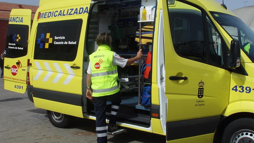 Un trabajador resulta herido al volcar una apisonadora en Arucas