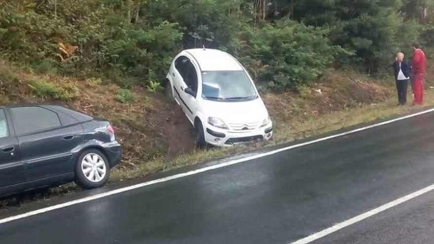 Coche accidentado ayer en la N-640. // Faro