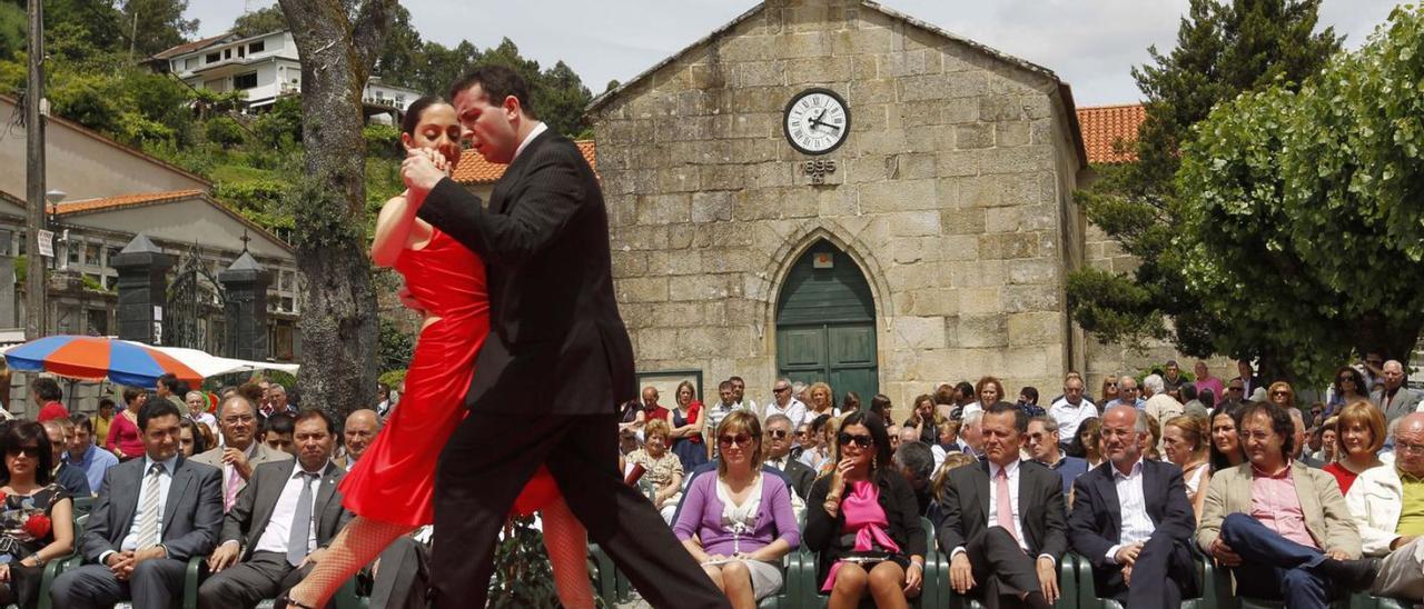 Pareja bailando en la Festa da Rosa, donde este año se estrenará el himno con letra.   | // MARTA G. BREA