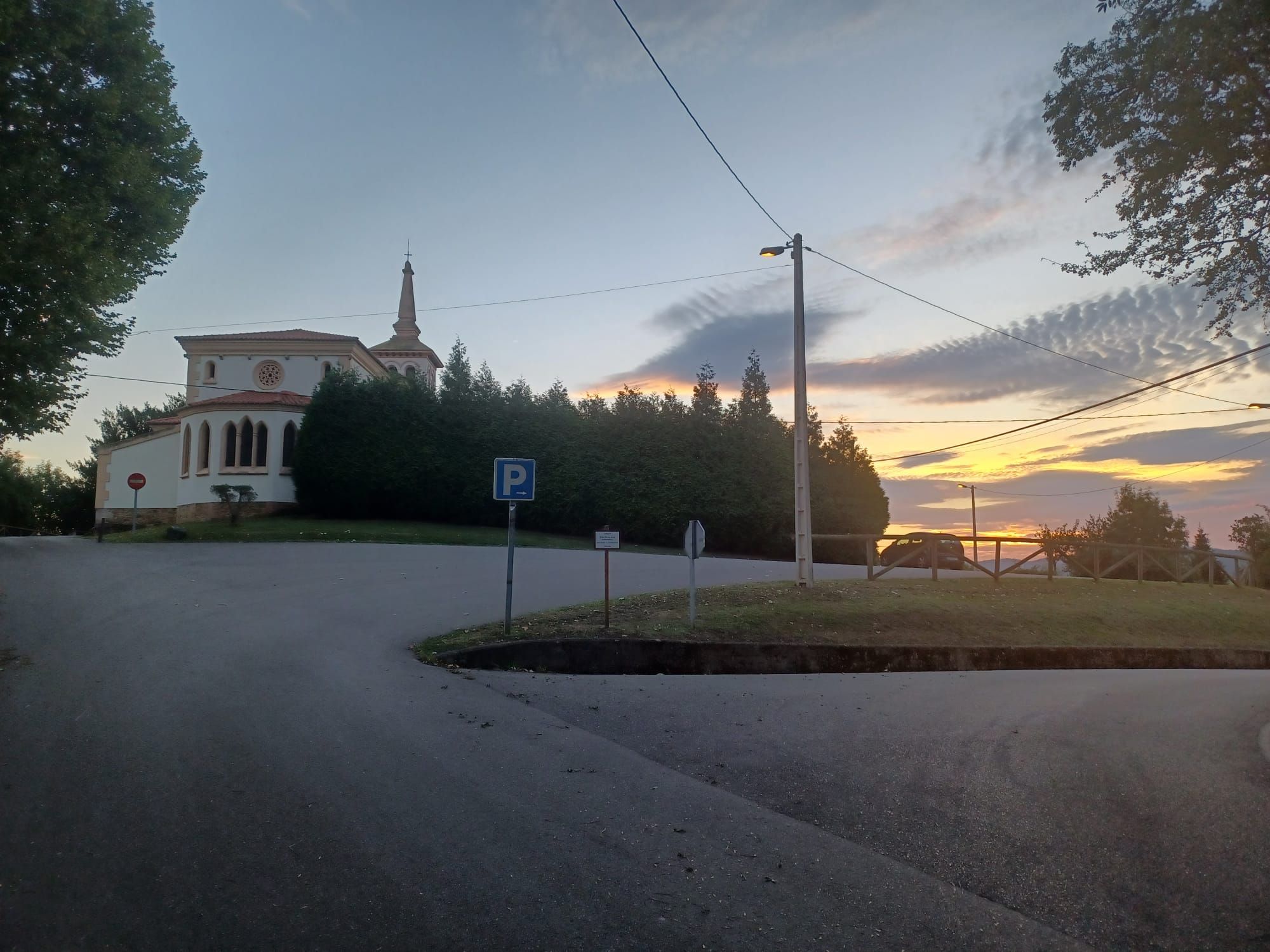 La ruta de los palacios de Llanera tiene un castillo: así es el tramo de San Cucao a Guyame que pasa por la Torre de los Valdés