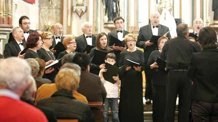 Un momento del concierto de corales de ayer en la iglesia parroquial de Beluso.