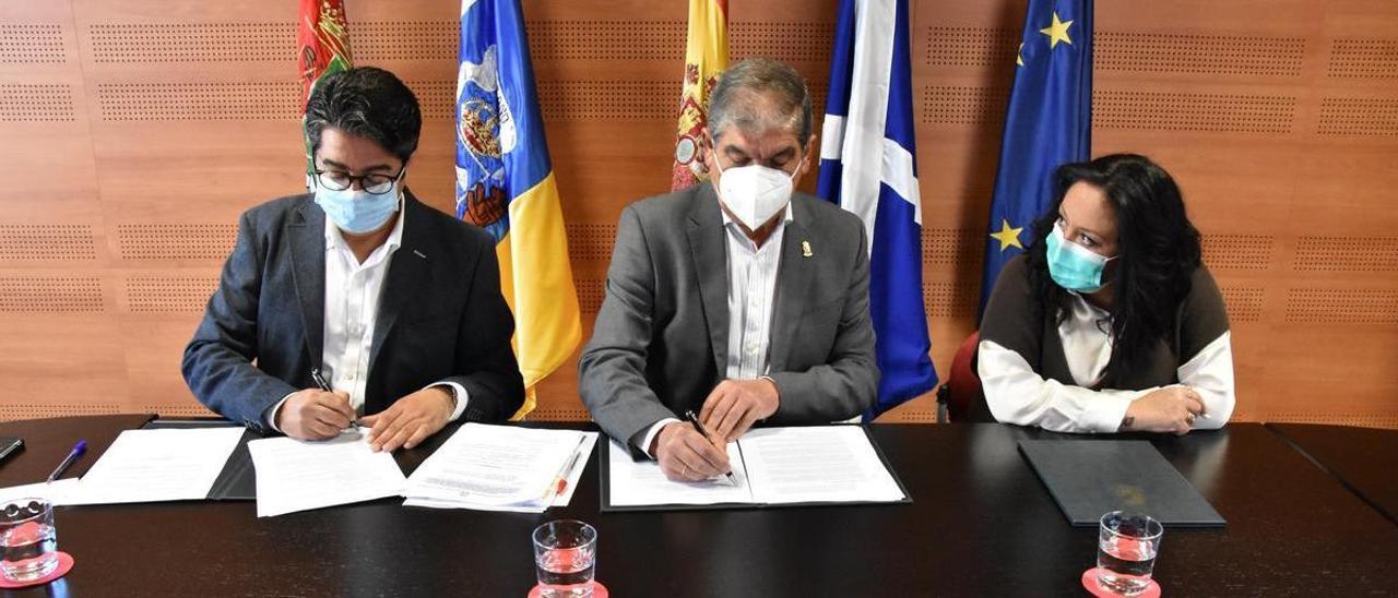 Pedro Martín, Ignacio Rodríguez y Beatriz Durán en la firma del convenio en La Matanza