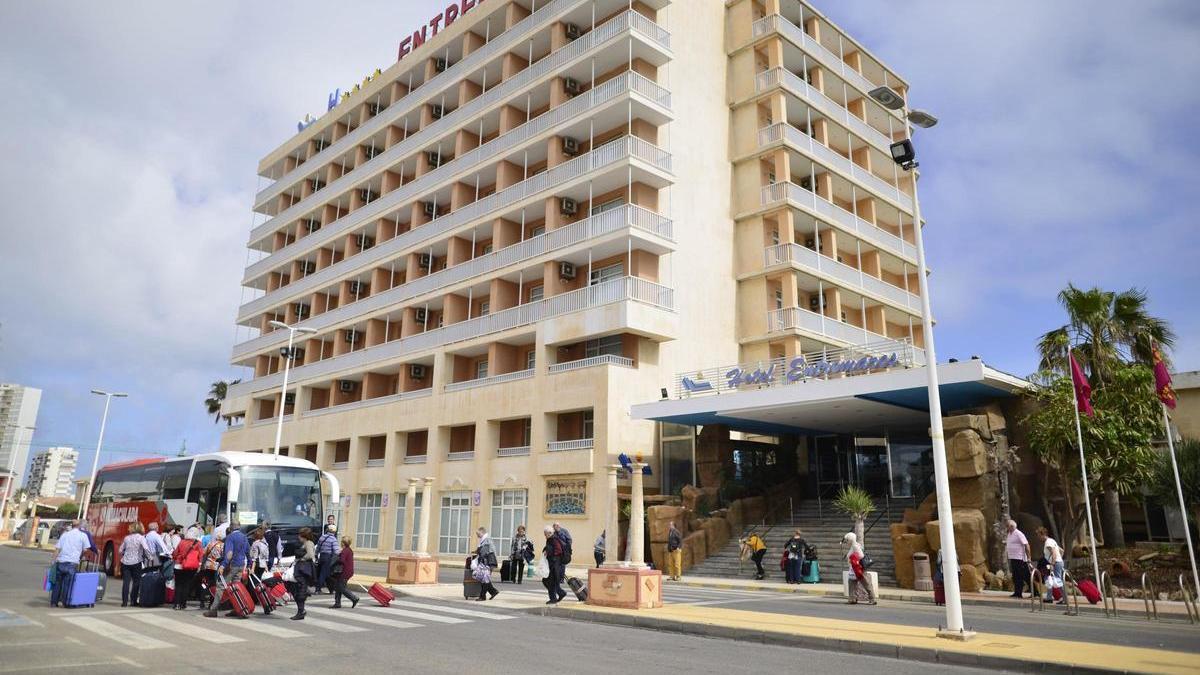 Jubilados saliendo del hotel Entremares de La Manga, uno de los que siguen adheridos a los viajes del Imserso en la Región.