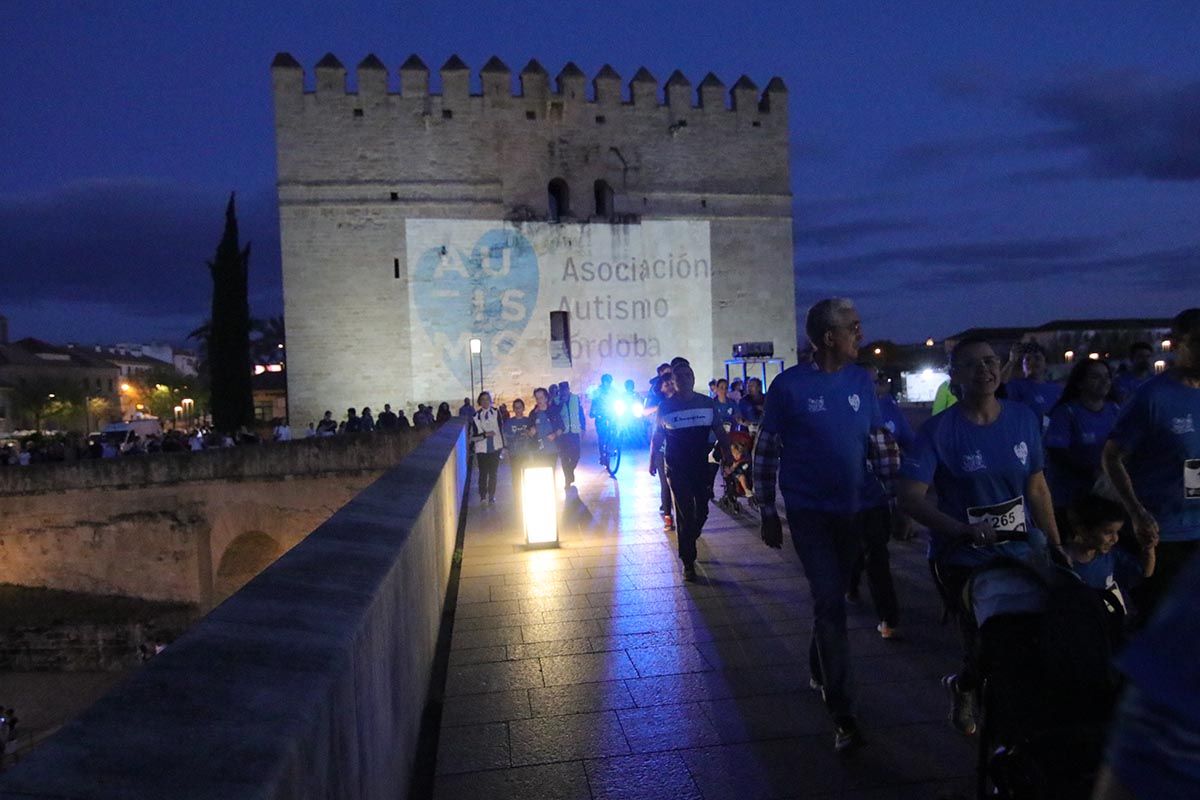 La carrera nocturna 'Somos azul' en favor de las personas con TEA