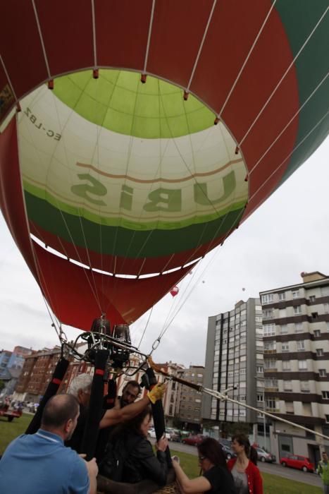 Salida de la regata de globos aerostáticos desde el "solarón", en Gijón.