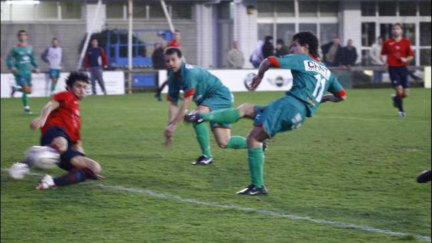 Iker Alegre dispara a gol ante la mirada de Tiago Belmonte