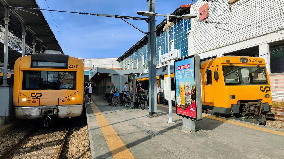 Tren Celta entre Vigo y Oporto (d.) junto a un automotor eléctrico  de Comboios de Portugal en Viana do Castelo el pasado verano