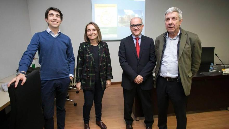 Por la izquierda, David Pérez, la nueva decana de la Facultad de Economía y Empresa; Carmen Benavides, Jordi Serra y Tomás Sancho.