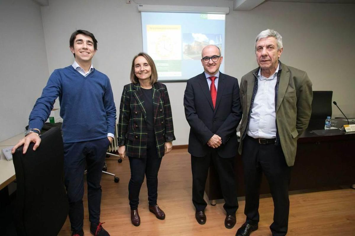 Por la izquierda, David Pérez, la nueva decana de la Facultad de Economía y Empresa; Carmen Benavides, Jordi Serra y Tomás Sancho.