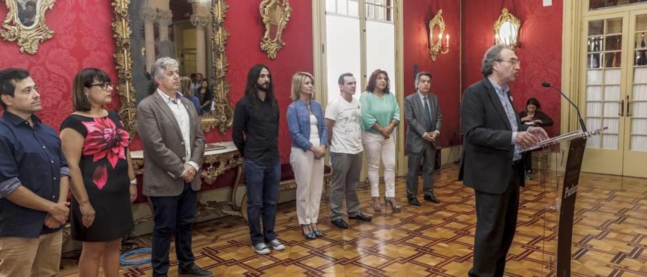 Martí March, ayer en el momento de entrega del Pacte per l&#039;Educació en el Parlament.