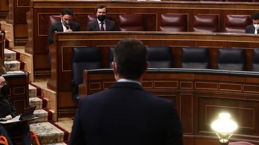 Pedro Sánchez, en el congreso son Santiago Abascal al fondo.