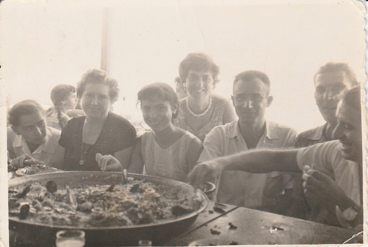 Un grupo de comensales disfrutan de una paella en Casa Piga.