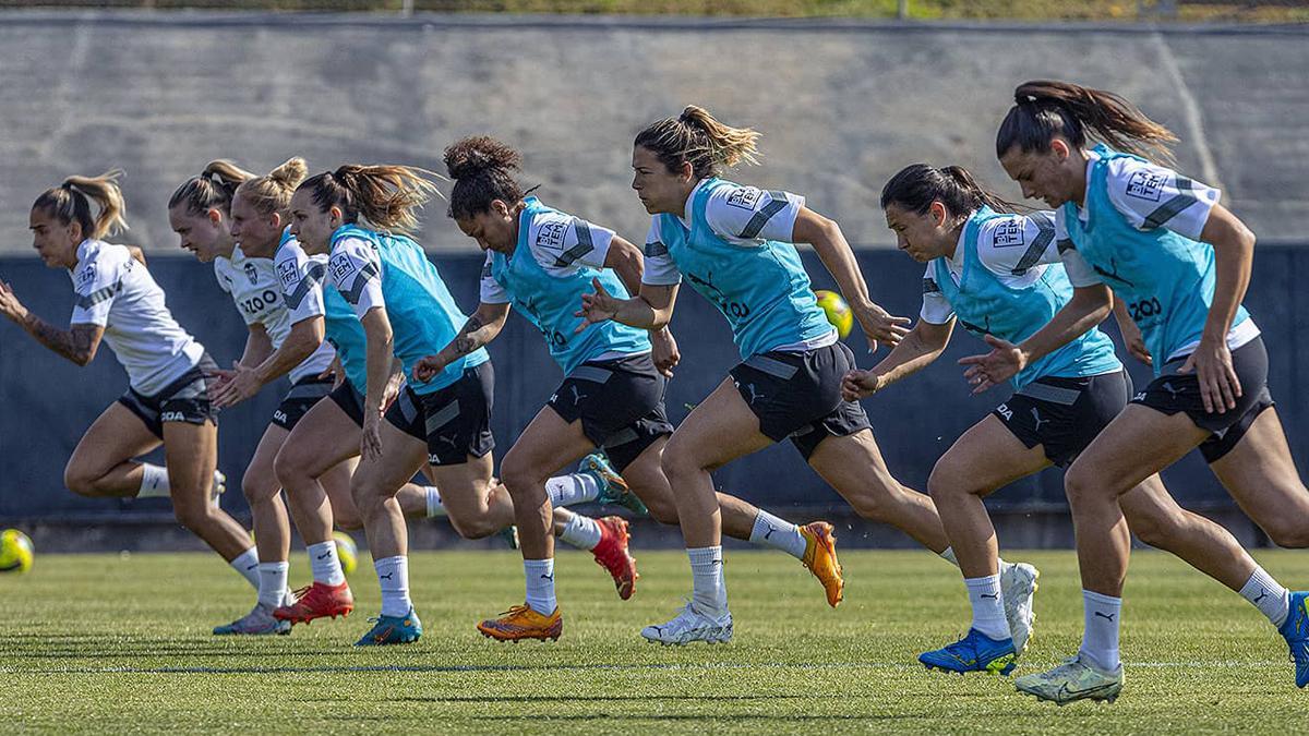 Imagen del calentamiento de las jugadoras del Valencia Femenino