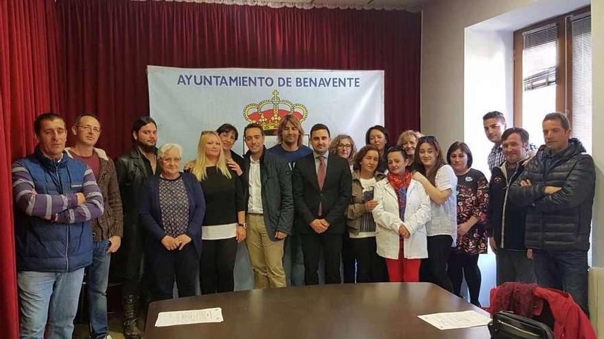 Los alumnos posando con el alcalde, el concejal de Personal y el responsable del ECYL.