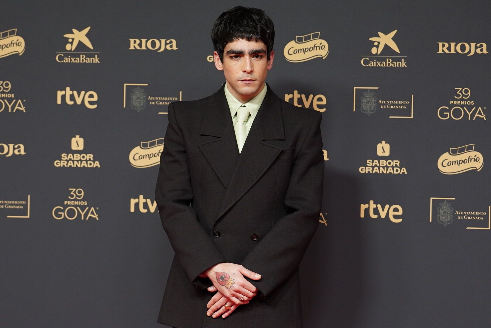 El actor Omar Ayuso posa en la alfombra roja de la 39º edición de los Premios Goya, en el Palacio de Exposiciones y Congresos de Granada, a 8 de febrero de 2025, en Granada, Andalucía (España). Los galardones son otorgados de manera anual por la Academia de las Artes y las Ciencias Cinematográficas de España (AACCE) con el objetivo de premiar a los mejores profesionales en cada una de las distintas especialidades tanto técnicas como creativas del cine español.. 08 FEBRERO 2025 Arsenio Zurita / Europa Press 08/02/2025. OMAR  AYUSO;Arsenio Zurita;