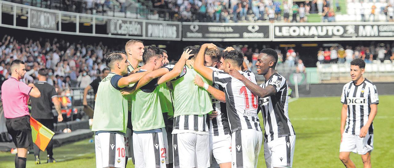 Barco celebra un gol junto a sus compañeros.