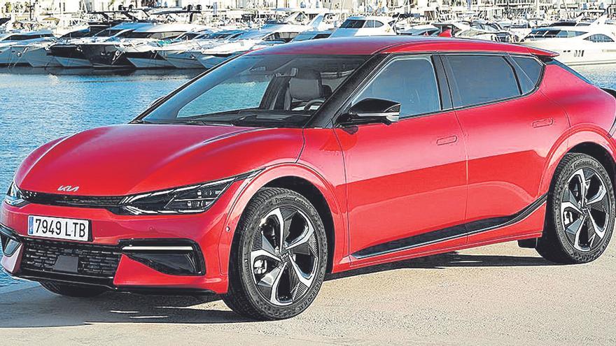 Estilo. El Kia EV6 parece un prototipo pero es un coche eléctrico que está a la venta. Kia