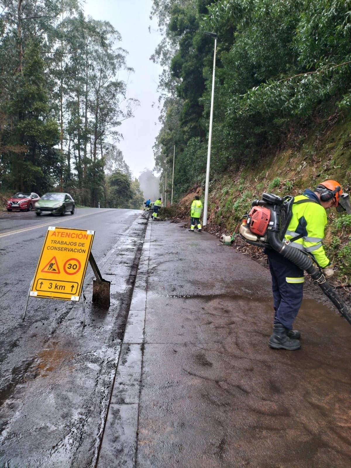 La brigada municipal del Concello de Bueu, ayer, limpiando la senda peatonal de Trasouto.