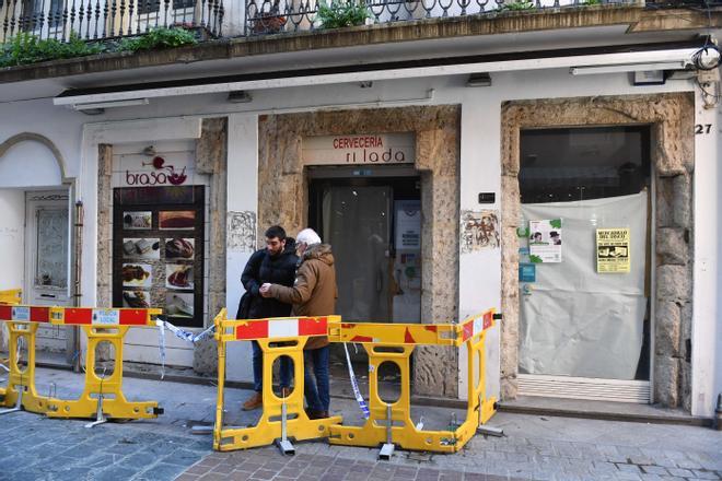 Uno de los técnicos entra en el edificio de la calle Olmos.