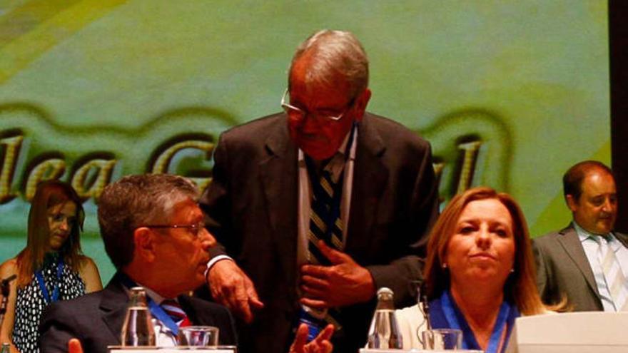 Modesto Crespo, Armando Sala y María Dolores Amorós, en la última asamblea de CAM.