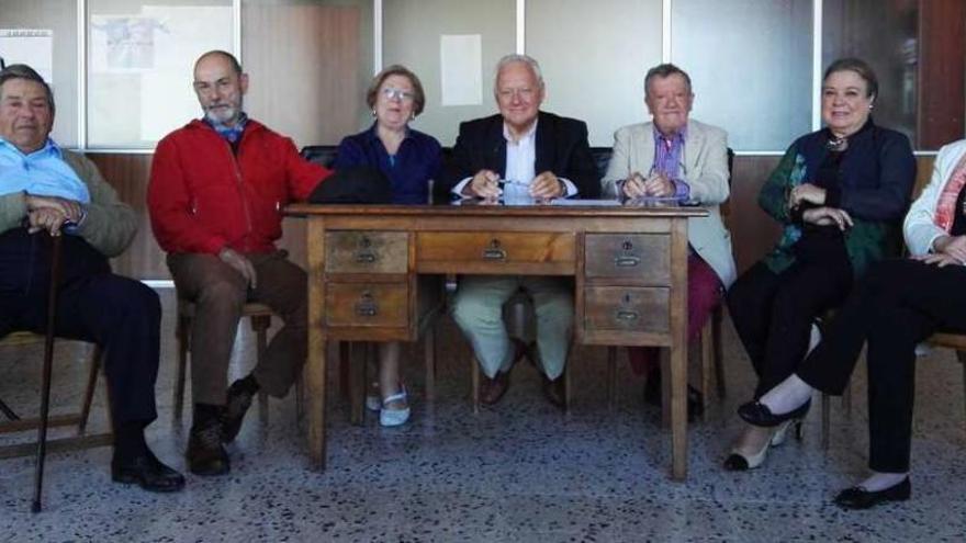 De izq. a drcha., Carlos Fernández, Maximino Keizán, Nieves García, Avelino San Luís, Carlos Juesas, Élida Lodeiros y Carmen Carrete, ayer en la presentación de la programación de la Sociedad Filarmónica. // A. F.L.