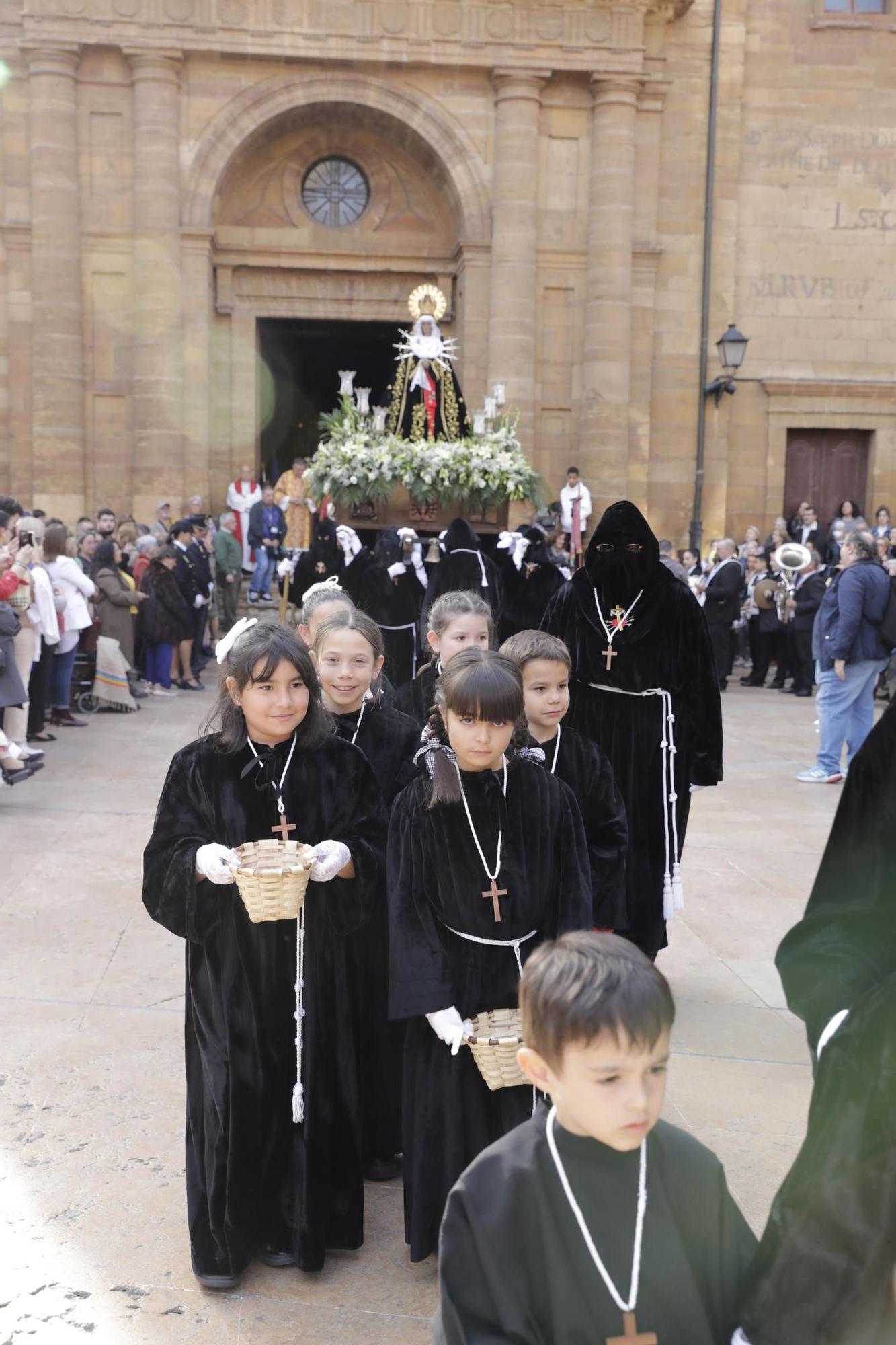 La procesión intergeneracional del Santo Entierro emociona Oviedo