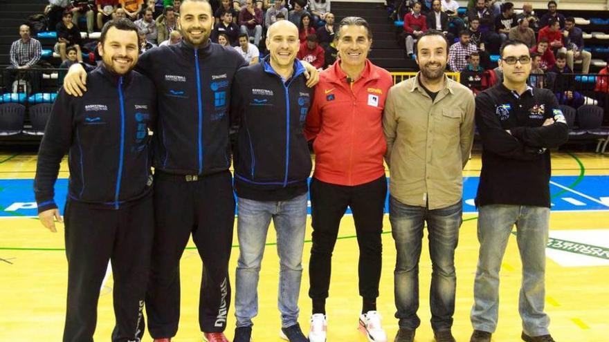 El seleccionador posa con responsables del Oviedo Baloncesto y de la Federación Asturiana. De izquierda a derecha: Fernando García, Javi Rodríguez, Carles Marco, Sergio Scariolo, Alfredo Riera y Alberto Cueva.