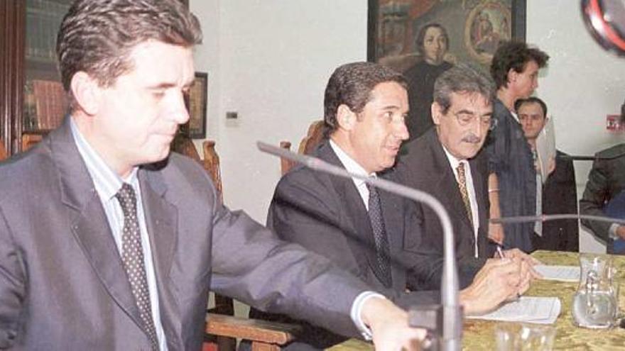 Matas, junto a Eduardo Zaplana y el entonces alcalde, José Manuel Medina, en el Ayuntamiento.