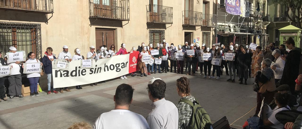 Un acto de Cáritas en demanda de un hogar para todas las personas