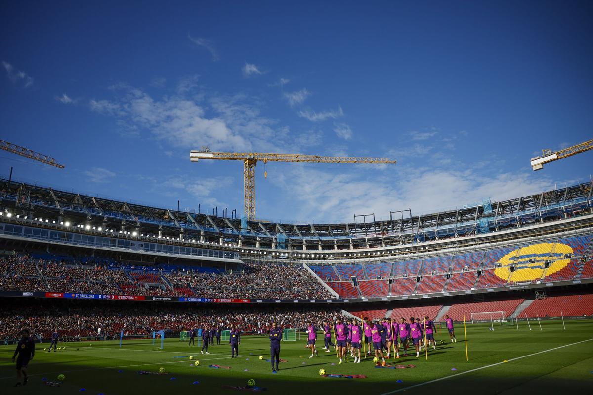 Així és el renovat Spotify Camp Nou, durant el primer entrenament de l'equip blaugrana Així és el renovat Spotify Camp Nou, durant el primer entrenament de l'equip blaugrana