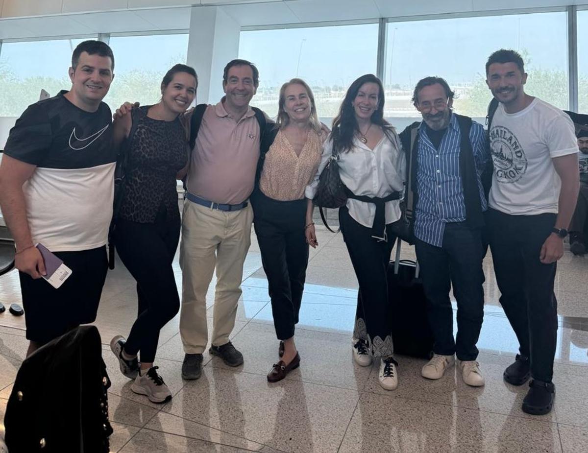 Españoles en Abu Dabi, antes de tomar el vuelo de regreso a Madrid
