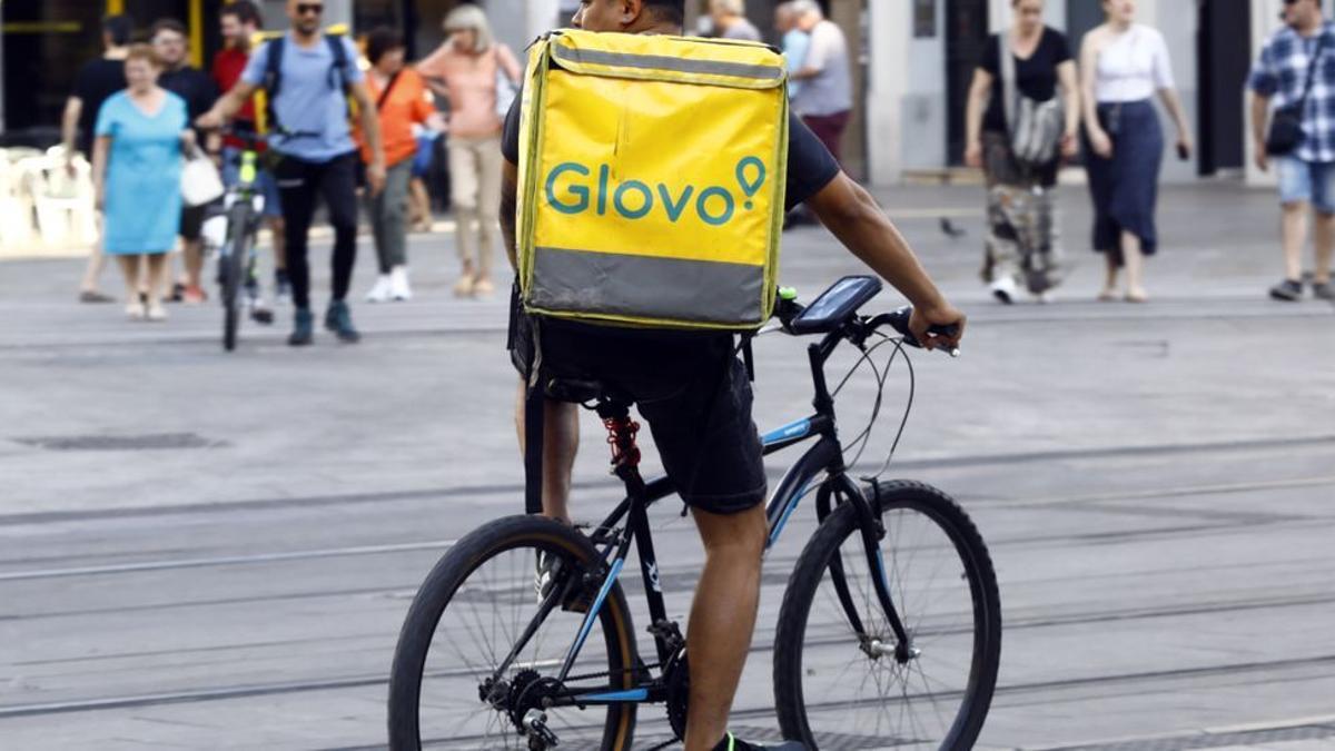 Un repartidor de Glovo en bici a su paso por el paseo Independencia de Zaragoza.